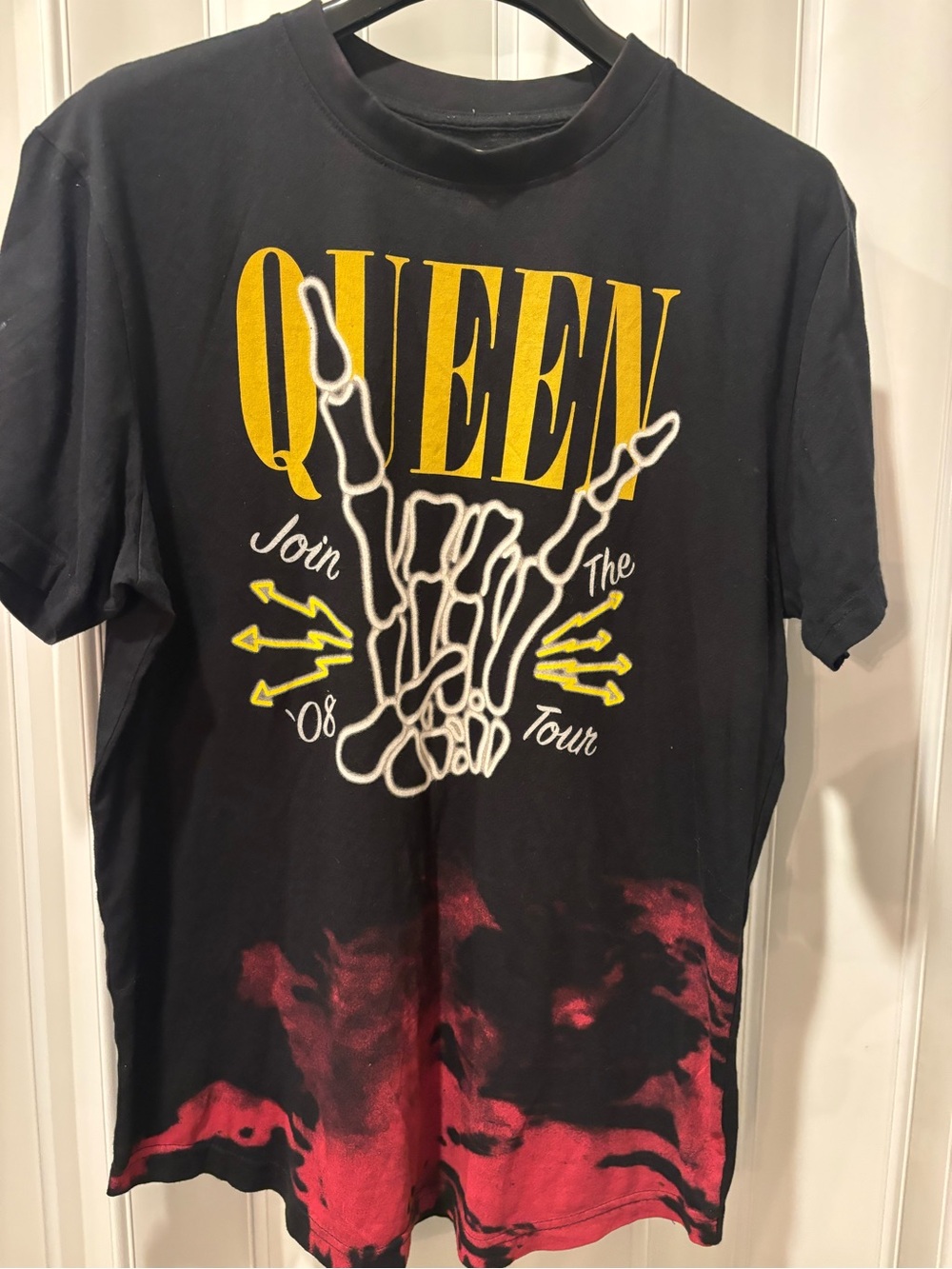 Que Graphic Band Tee - Black with Yellow and Red Accents Size Medium